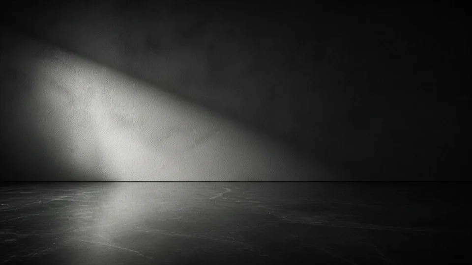 Un haz de luz pálida recorre una estancia monocroma.