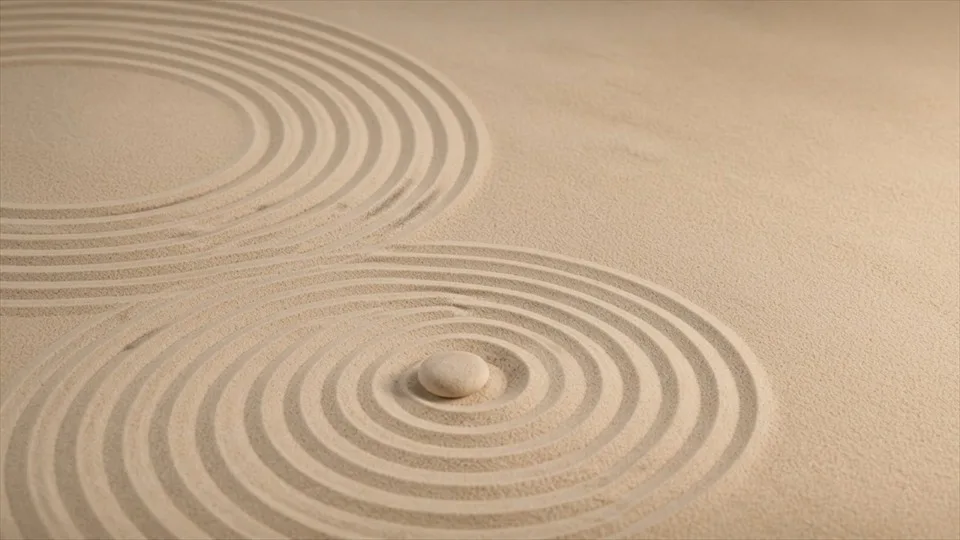 Una onda lenta remodela la arena en una meditación continua.