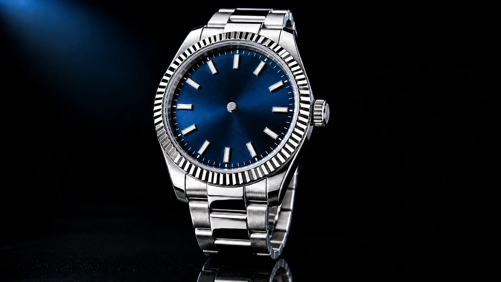 Plata azul zafiro — Un reloj de plata pulida con esfera azul zafiro muestra la hora local actual del ordenador.