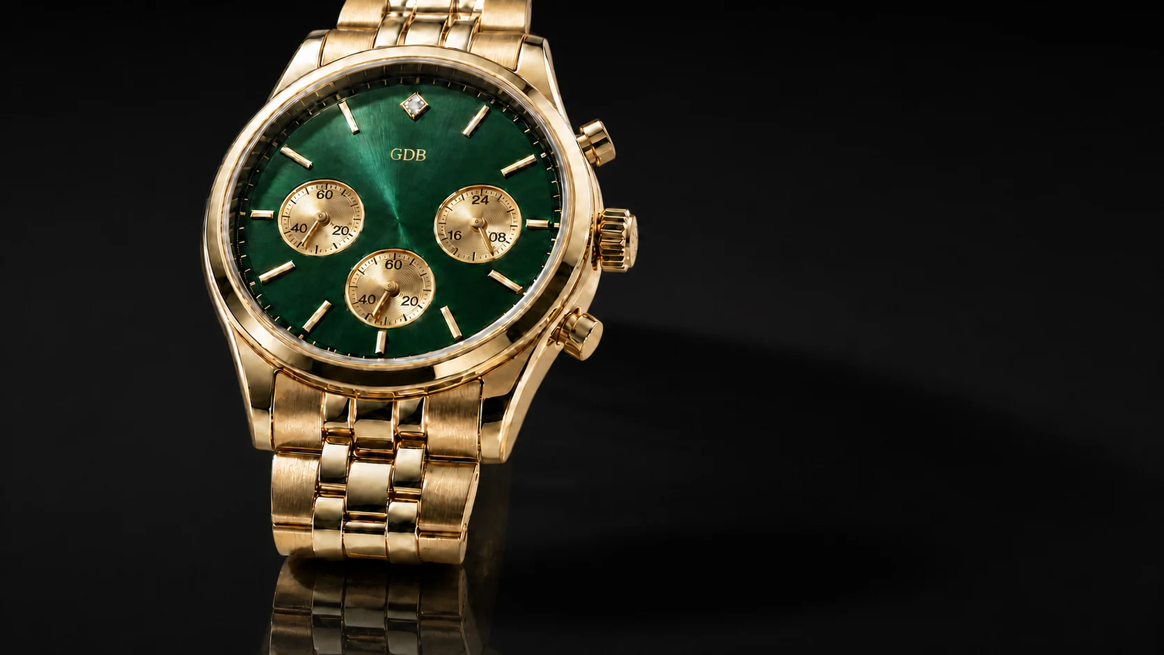 Cronógrafo dorado y verde – Estudio negro — Un cronógrafo dorado con esfera verde muestra la hora local actual del ordenador en un elegante estudio negro.