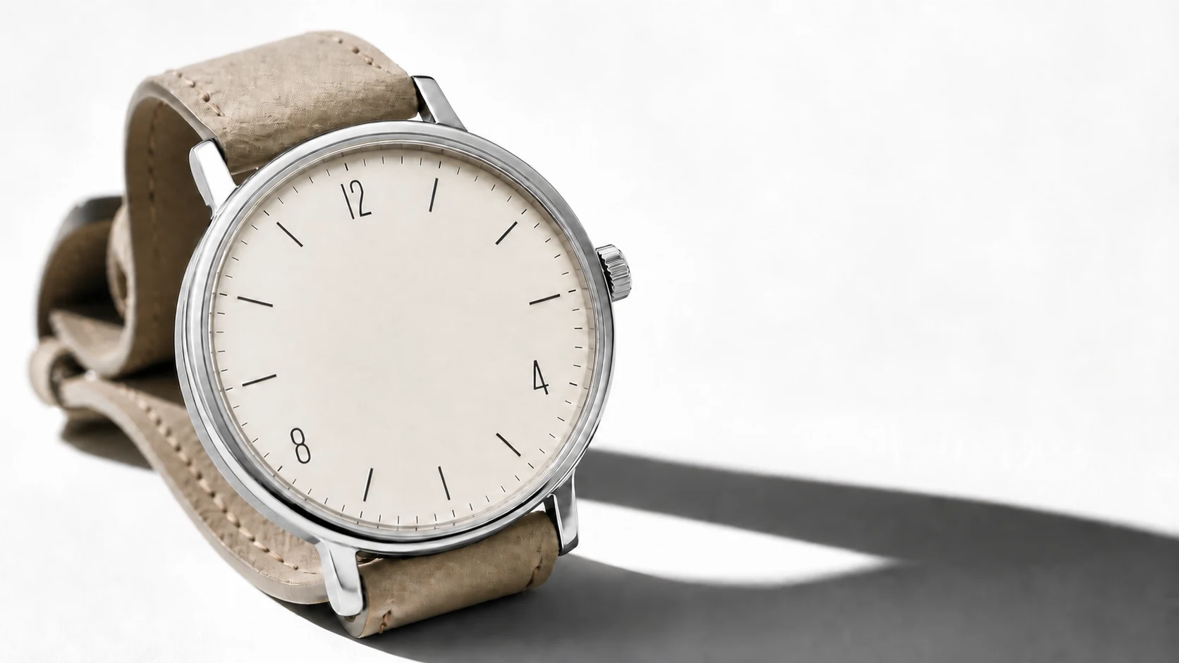 Clásico de acero y marfil — Un reloj de acero con esfera marfil muestra la hora local actual del ordenador.