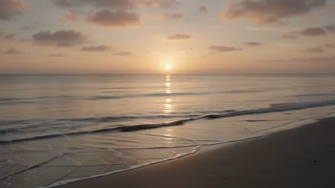 Costa dorada 2. Suaves olas del mar se mueven bajo la cálida luz del atardecer.